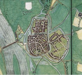 <p>Op de kaart van Jacob van Deventer uit 1558-1575 zijn duidelijk drie stadsdelen te onderscheiden, centraal de oude stad Zutphen, ten noorden daarvan de Nieuwstad met het planmatige stratenpatroon. Ten oosten van de oude stad ligt het veertiende-eeuwse stadsdeel Polsbroek.</p>
